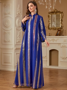 Dunkelblauer Chiffon-Kaftan mit vertikalen bunten Paillettenstreifen und Stehkragen