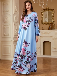 Elegante abito lungo a maniche lunghe azzurro con stampa floreale viola e scollo rotondo