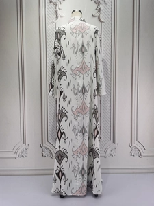 Détail de robe maxi blanche avec imprimé géométrique et col montant élégant pour femmes