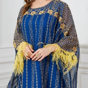 Kaftan bleu foncé avec broderie florale dorée et poignets en plumes jaunes éclatantes
