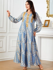 Robe longue bleu clair à manches longues avec broderies de paillettes dorées pour soirées