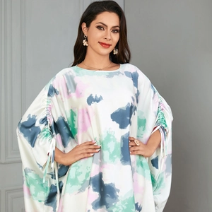Loses Damenkleid mit Tintendruck und Fledermausärmeln sowie eleganten Tunnelzugbündchen