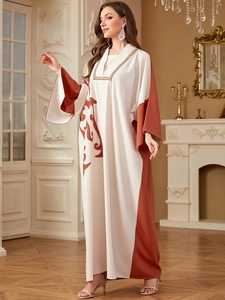 Robe longue caftan ivoire élégante avec imprimés rouge rouille et manches chauve-souris