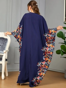 Vue arrière d'une robe caftan bleu foncé avec imprimé floral et manches chauve-souris