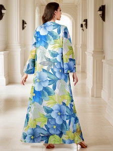 Vue détaillée du dos d'une robe longue caftan ample avec imprimé floral tropical coloré