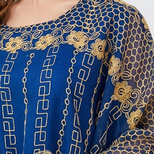Robe ethnique bleu marine avec broderie florale dorée et manches chauve-souris