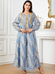 Robe longue bleu clair à manches longues avec imprimé feuilles dorées et broderies