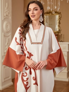 Robe longue élégante à manches chauve-souris avec imprimé contrasté et col en V crème et orange