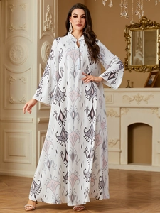 Robe longue blanche élégante avec imprimé numérique abstrait rose et col en V à glands