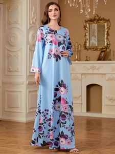 Abito lungo a fiori azzurro con rose rosa e maniche lunghe per un look elegante