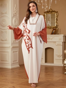 Robe caftan bohème avec manches chauve-souris et broderie géométrique en crème et terre cuite