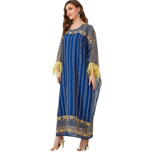 Robe Abaya bleu marine avec broderies dorées et poignets en plumes jaunes vives