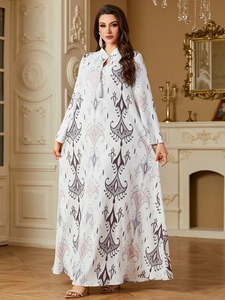 Détail de robe à imprimé géométrique bohème avec petit col montant et gland décoratif