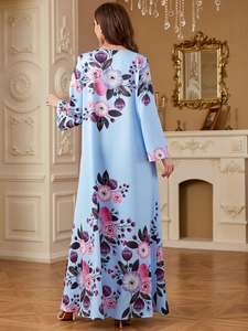 Elegante abito floreale a maniche lunghe azzurro con stampa digitale vintage in una stanza