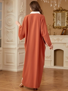 Robe longue abaya orange à manches chauve-souris avec col blanc et décor élégant