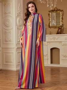 Abito lungo kaftano con stampe geometriche e ricami di paillettes dorate