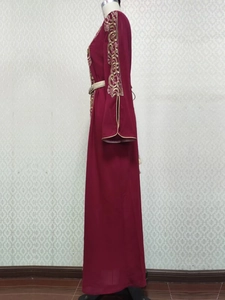 Vue latérale robe kaftan bordeaux avec broderie dorée et ceinture tressée
