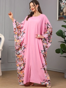 Détail de la manche chauve-souris sur robe caftan avec imprimé floral coloré