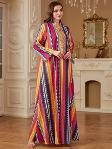 Maxi abito caftano etnico con stampa zigzag colorata e ricami dorati di lusso