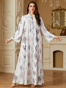 Robe longue élégante à imprimé numérique avec pompon dans un intérieur de luxe