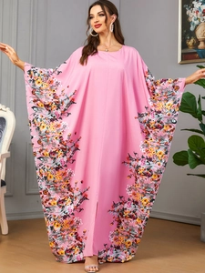 Robe kaftan élégante à manches chauve-souris, imprimé floral rose et coupe longue