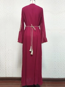 Vue détaillée du dos du caftan bordeaux avec broderies dorées et ceinture à pompons