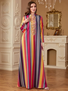 Maxi abito caftano da donna a maniche lunghe con strisce geometriche e ricami dorati