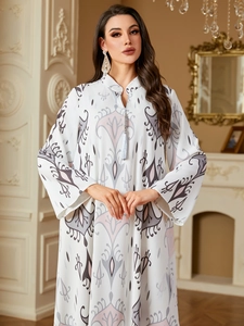 Longue robe bohème blanche avec imprimés floraux gris et détails de gland bleu clair