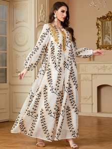 Robe caftan élégante à manches longues avec broderies de paillettes dorées et motifs