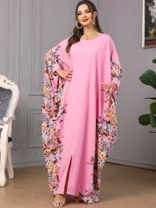 Robe longue rose à manches chauve-souris avec imprimé fleuri et fente frontale élégante