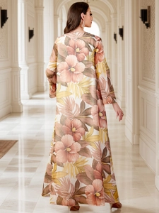 Vue arrière d'une robe longue à imprimé floral rouge brique dans un couloir à arcades