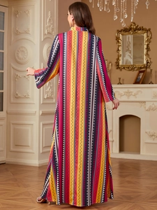 Elegante abito lungo caftano con motivi geometrici verticali e design a collo alto