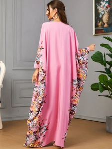 Vue détaillée d'une robe caftan rose avec imprimé floral et manches chauve-souris