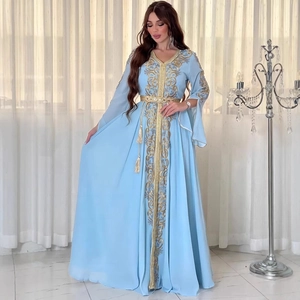 Robe caftan bleu clair élégante avec broderies florales dorées et ceinture métallique