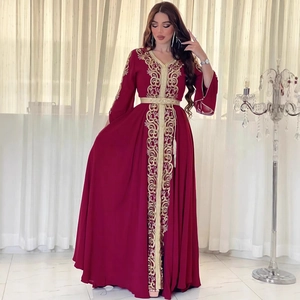 Robe caftan rouge foncé élégante avec broderies dorées complexes et ceinture assortie