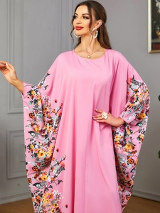 Robe caftan rose avec manches chauve-souris et détails de patchwork floral vif