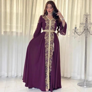 Robe caftan violette élégante avec broderie dorée et ceinture décorative