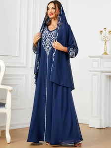 Vista detallada del vestido largo azul marino de estilo étnico con hermoso bordado blanco y velo.