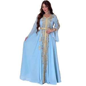 Robe Caftan bleu clair à manches longues avec broderie dorée et ceinture pour soirée