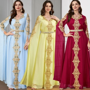 Elegantes Goldbesticktes Kaftan Maxi Kleid V-Ausschnitt Geteilte Lange Umhang-Ärmel Muslimisches Ethno Abendkleid Mit Gürtel