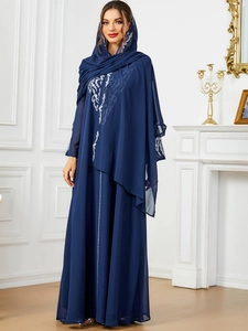 Detalle de vestido largo azul oscuro elegante con bordado de plata complejo y tela de gasa fluida.