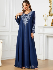 Vestido largo azul marino con escote en V y elegante bordado blanco en el cuello y las mangas.