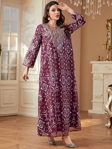 Dunkelviolettes Kaftan-Maxikleid mit bunten Quastenstickereien und geometrischen Mustern