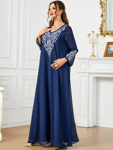 Elegante vestido largo étnico azul marino con delicado bordado plateado y cuello en V.