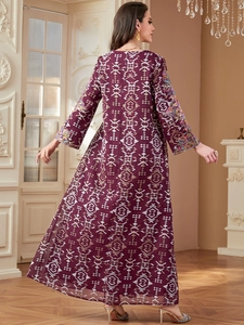 Eleganter lila Kaftan mit weißen geometrischen Drucken und bunten Stickereien am Ärmel