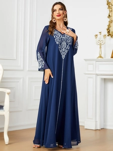 Vista detallada del elegante vestido largo azul oscuro con bonitos bordados plateados.