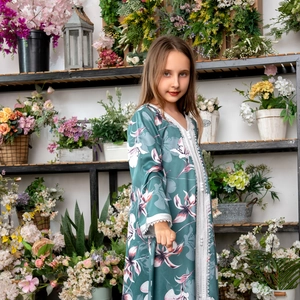 Robe fleurie à manches longues vert foncé pour fille avec dentelle et perles blanches