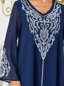 Vista detallada vestido largo bordado étnico, cuello en V color sólido maxi vestido