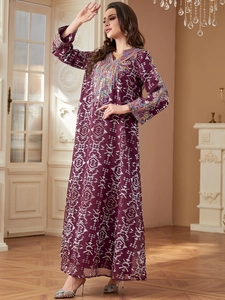 Dunkelviolettes Kaftankleid mit edler Stickerei und geometrischen Drucken für Damen
