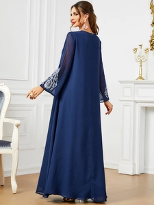 Elegante vestido largo azul marino de manga larga con delicado bordado blanco para mujer.